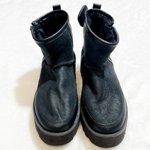 Uggs Casual Shoes Womens 9 *