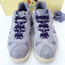 Load image into Gallery viewer, Converse Athletic Shoes Women’s Size 9 *
