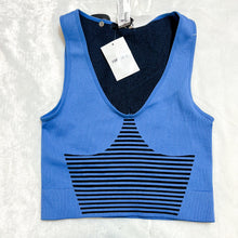 Load image into Gallery viewer, Forever 21 Athletic Top Size Medium *
