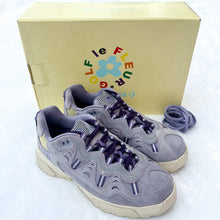 Load image into Gallery viewer, Converse Athletic Shoes Women’s Size 9 *
