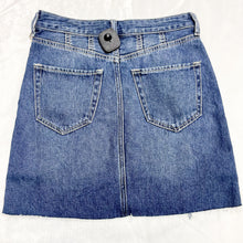 Load image into Gallery viewer, Hollister Short Skirt Size Medium *

