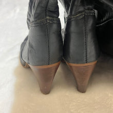 Load image into Gallery viewer, Boots Womens 9 *
