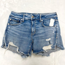 Load image into Gallery viewer, American Eagle Shorts Size 7/8 *

